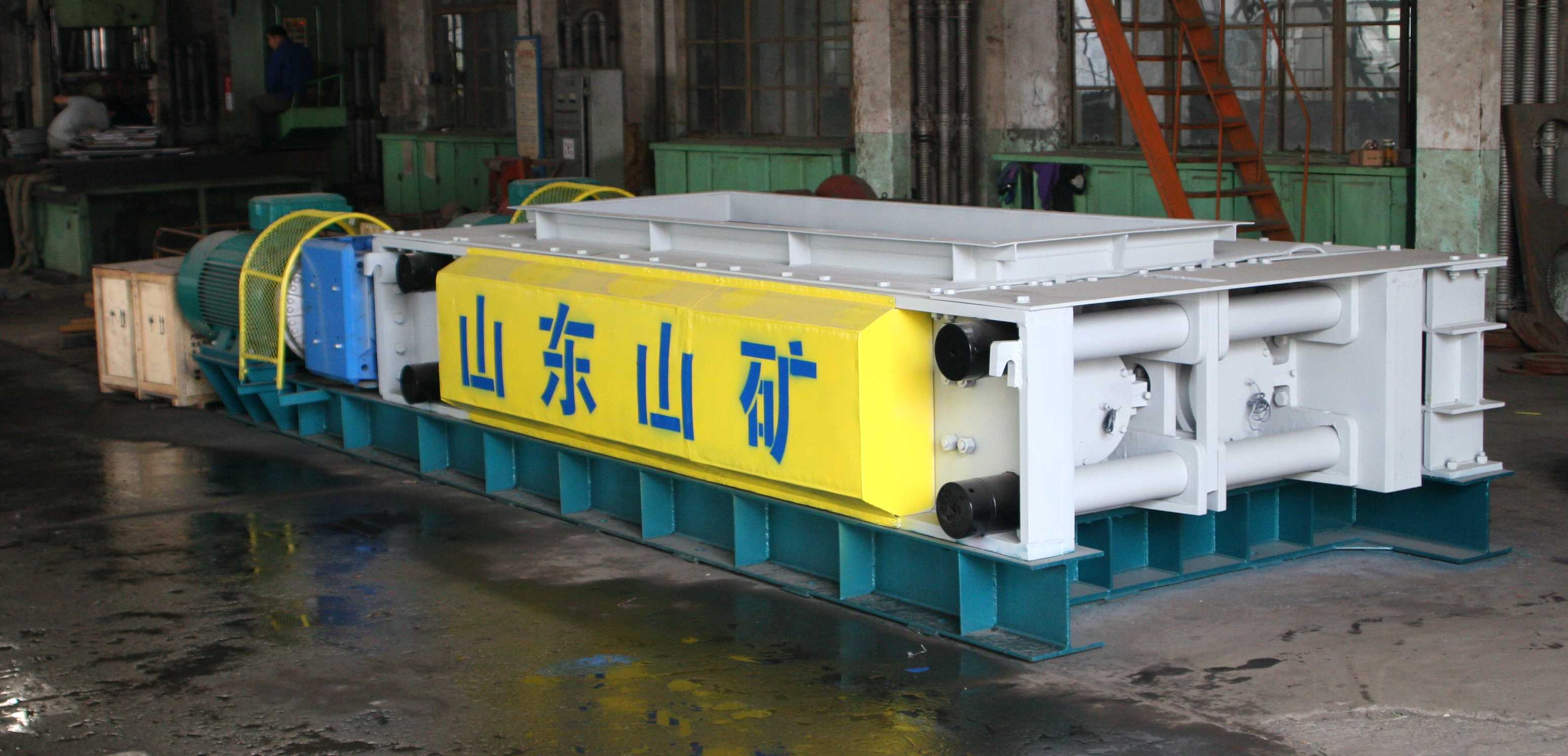 Roller crusher with two teeth