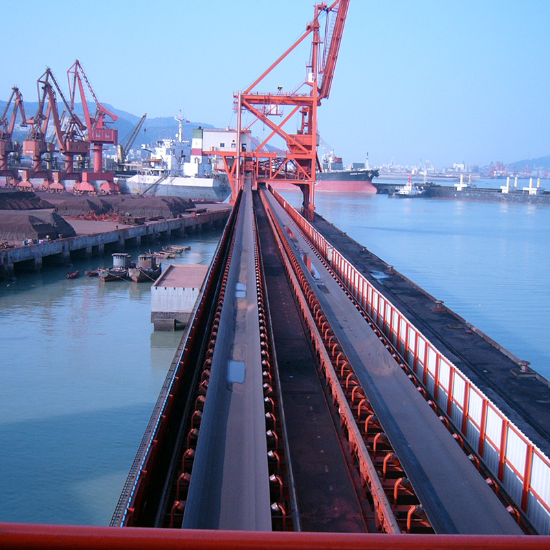 Belt conveyors for ports